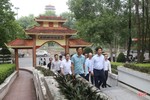 Đoàn công tác Ban Tuyên giáo Trung ương dâng hương, tặng quà tại Hà Tĩnh