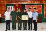 Lãnh đạo tỉnh tặng quà người có công ở Hà Tĩnh và Nghệ An