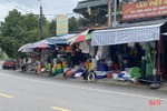 “Trưng dụng” vỉa hè, lòng đường để kinh doanh ở phố núi Hà Tĩnh