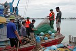 Khai thác hải sản sai vùng biển quy định, 2 tàu cá ngoại tỉnh bị bắt giữ