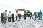 Chủ tịch UBND tỉnh Võ Trọng Hải kiểm tra khắc phục sạt lở kè biển Cẩm Nhượng
