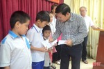 Nghi Xuân trao 40 suất quà cho sinh viên, học sinh nghèo vượt khó