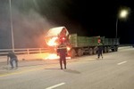 Xe đầu kéo cháy trụi trong đêm trên cầu Cửa Hội