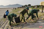 Dọn rác trên bãi biển Lộc Hà sau những ngày thời tiết biến động