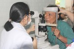 Khám, cấp phát thuốc miễn phí cho người có bệnh lý về mắt tại Thạch Hà