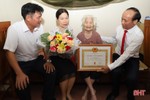 Trao Huy hiệu 75 năm tuổi Đảng cho đảng viên ở Hương Sơn