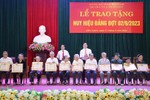 Trao Huy hiệu Đảng cho đảng viên ở Cẩm Xuyên