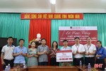 Agribank Hà Tĩnh II trao thiết bị cho các trường học vùng xa