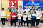 Trao 90 suất quà cho học sinh nghèo thị xã Hồng Lĩnh
