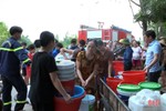Dùng xe cứu hoả “giải khát” cho người dân TX Hồng Lĩnh