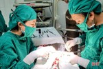 Bệnh viện tuyến huyện ở Hà Tĩnh “cứu” bàn tay bị máy cưa cắt trúng