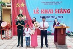 Bộ đội Biên phòng Hà Tĩnh tặng quà cho học sinh nghèo vùng biên giới
