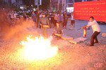 Tổ liên gia ở Hà Tĩnh diễn tập phòng cháy, chữa cháy trong đêm