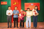 Trao Huy hiệu 75 năm tuổi Đảng cho 2 đảng viên lão thành ở Can Lộc