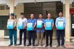 Nhà máy Thuỷ điện Hố Hô trao 132 loa cầm tay cho các xã ở Hương Khê