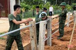 Cán bộ, chiến sĩ LLVT Hà Tĩnh giúp dân xây dựng nông thôn mới