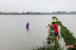 Nguy hiểm rình rập khi bắt cá, vớt củi mùa mưa bão