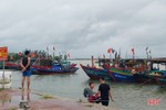 Hà Tĩnh: Hàng trăm tàu thuyền vào bờ tránh trú mưa lớn