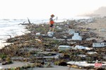 Sau đợt mưa lớn, rác thải “bủa vây” bãi biển Thạch Hải