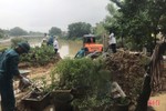 Huy động hàng trăm người gia cố sạt lở bờ sông Ngàn Mọ