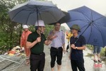 “Đội mưa” cấp tốc dựng mới trạm biến áp ở Nghi Xuân