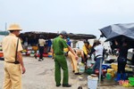 Công an Lộc Hà kịp thời xử lý tình trạng họp chợ bên đường ven biển
