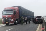 Hà Tĩnh: Đầu kéo va chạm ô tô, lưu thông trên quốc lộ 1 gặp khó