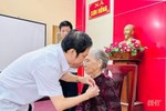 Trao Huy hiệu 70 năm tuổi Đảng cho đảng viên ở Hương Sơn