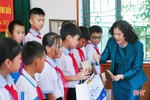 Thứ trưởng Bộ LĐ-TB&XH Nguyễn Thị Hà tặng quà học sinh nghèo Nghi Xuân