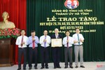 Lãnh đạo tỉnh trao Huy hiệu Đảng cho đảng viên ở TP Hà Tĩnh