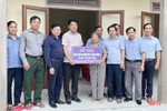 Bàn giao nhà tình thương cho hộ nghèo ở Hương Sơn