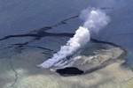 Núi lửa phun trào tạo ra hòn đảo mới ở Nhật Bản