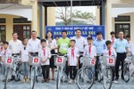Trao 30 xe đạp cho học sinh gặp hoàn cảnh khó khăn ở Hương Sơn