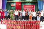 Câu lạc bộ Doanh nhân Lam Hồng tặng quà cho các hộ nghèo ở Đức Thọ