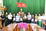 Trao giấy chứng nhận quyền sử dụng đất cho các hộ dân thôn Tiền Phong