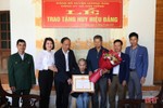 Trao Huy hiệu 70 năm tuổi Đảng cho đảng viên ở Hương Sơn