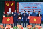 Hải đội 102 - Ban Dân vận Tỉnh ủy trao quà cho học sinh, ngư dân Thạch Hà