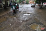 Nhiều tuyến đường ở thị trấn Hương Khê xuống cấp, hư hỏng nặng