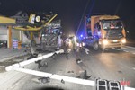 Xe tải đâm vào nhà dân, húc đổ cột đèn giao thông trên QL 1 qua Thạch Hà