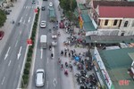 Tiềm ẩn nguy cơ tai nạn trước chợ chiều ở trung tâm Can Lộc