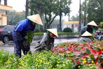 Công nhân vượt mưa rét “vẽ phố” ở TX Kỳ Anh