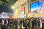 Hàng trăm nghìn người dân và du khách đổ về các TTTM Vincom chào đón năm mới 2024