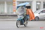 Nhan nhản xe máy lắp mái che tự chế ở TP Hà Tĩnh