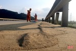 Cát xây dựng phủ đầy Quốc lộ 1 ở Hà Tĩnh