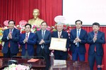 Trao Huy hiệu 75 năm tuổi Đảng cho đồng chí Trần Quốc Thại