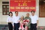 Trao Huy hiệu 70 năm tuổi Đảng cho 2 đảng viên ở Hương Sơn