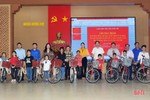 Trao học bổng, xe đạp cho học sinh vượt khó ở Hương Khê