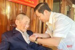 Trao tặng Huy Hiệu 70 năm tuổi Đảng cho 2 đảng viên ở Hương Sơn