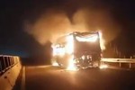 Xe khách Hà Tĩnh bốc cháy dữ dội trên cao tốc Bắc - Nam