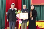 Đức Thọ trao tặng huy hiệu Đảng cho 180 đảng viên